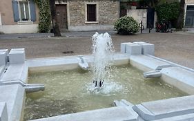 La maison sur la place dans la vieille ville Aigues Mortes